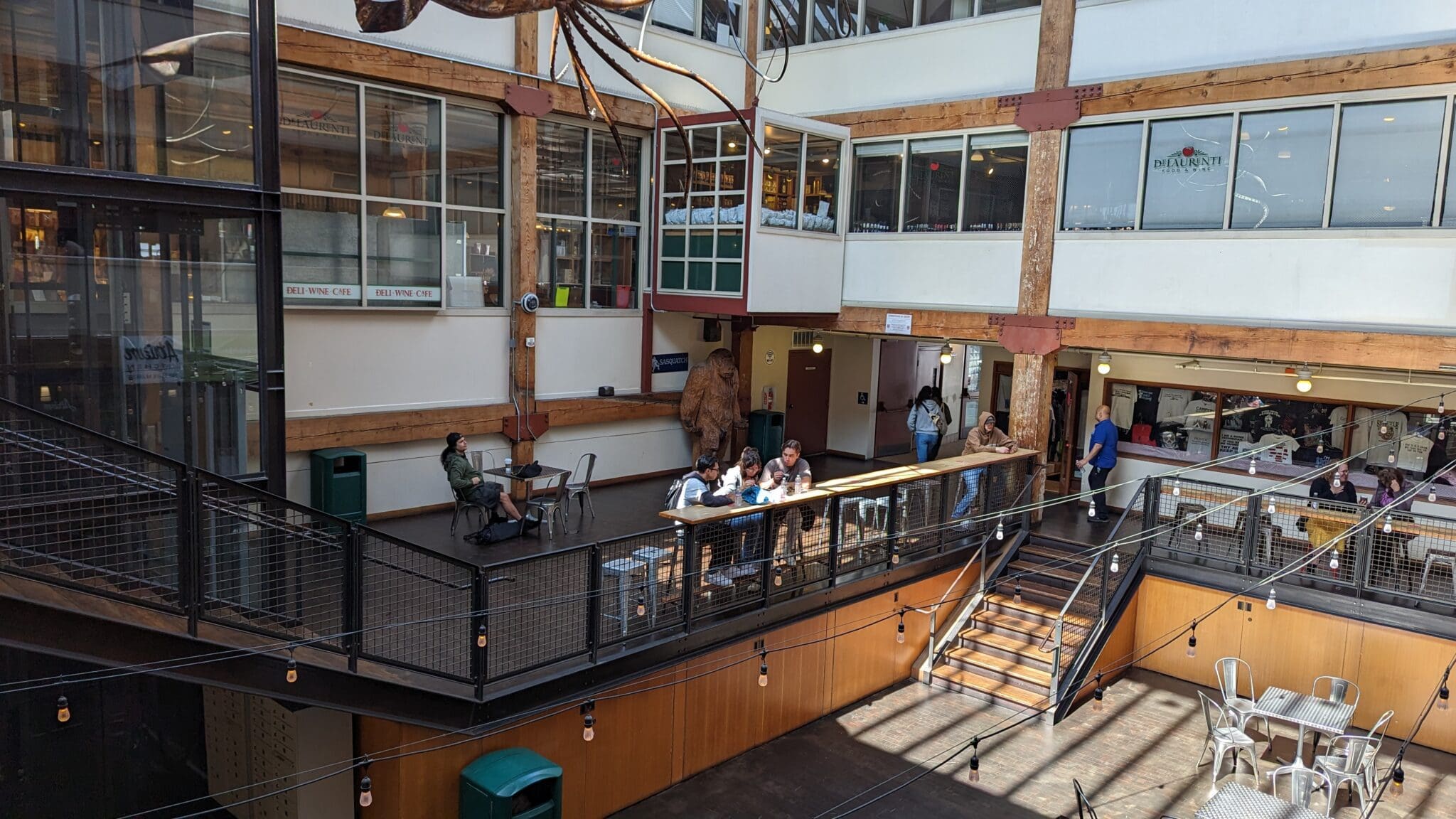 10 Public Seating Areas To Sit & Rest In Pike Place Market - Pike Place 